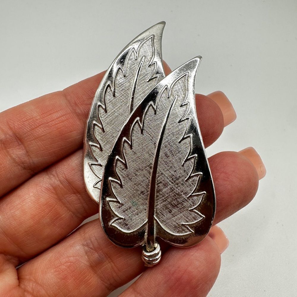 Vintage Coro Pegasus double leaf brooch/pin in‎ silver toned metal!